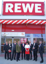 Rewe-Mitarbeiter gemeinsam mit Investoren Karl Wolf und Albrecht Krebs sowie OB Claus Kaminsky und Stadtrat Dr. Ralf-Rainer Piesold bei der Einweihungsfeier. Rewe-Mitarbeiter gemeinsam mit Investoren Karl Wolf und Albrecht Krebs sowie OB Claus Kaminsky und Stadtrat Dr. Ralf-Rainer Piesold bei der Einweihungsfeier.