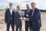 Auf dem Gelände des künftigen Audi-Autohauses übergab Oberbürgermeister Claus Kaminsky die Baugenehmigung an (von rechts) die Geschäftsführer Marcus Müller und Ulrich Liebsch, die von David Liebsch (Assistent des Vorstands) begleitet wurden. Auf dem Gelände des künftigen Audi-Autohauses übergab Oberbürgermeister Claus Kaminsky die Baugenehmigung an (von rechts) die Geschäftsführer Marcus Müller und Ulrich Liebsch, die von David Liebsch (Assistent des Vorstands) begleitet wurden.