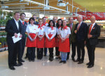 OB Claus Kaminsky mit den Investoren Karl Wolf und Albrecht Krebs sowie Rewe-Explansionsleiter Bernd Föll und das neue Rewe-Team. OB Claus Kaminsky mit den Investoren Karl Wolf und Albrecht Krebs sowie Rewe-Explansionsleiter Bernd Föll und das neue Rewe-Team.