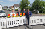 Mit dem symbolischen Aufstellen der Warnbaken starten sie in Mittelbuchen die Vollsperrung der Landesstraße 3008: OB Claus Kaminsky, Alexander Pilz von Hessen-Mobil, Baustadtrat Andreas Kowol und Ortsvorsteher Arnold Hofacker Mit dem symbolischen Aufstellen der Warnbaken starten sie in Mittelbuchen die Vollsperrung der Landesstraße 3008: OB Claus Kaminsky, Alexander Pilz von Hessen-Mobil, Baustadtrat Andreas Kowol und Ortsvorsteher Arnold Hofacker