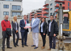 Foto von links: Architekt Klaus Heim, Verkaufsberaterin Katrin Sackel, Oberbürgermeister Claus Kaminsky, Bien-Ries-Vorstand Wolfgang Ries, Leiterin Projektentwicklung Jessica Ann Hesse sowie Bauleiter Visar Hyseni. Foto von links: Architekt Klaus Heim, Verkaufsberaterin Katrin Sackel, Oberbürgermeister Claus Kaminsky, Bien-Ries-Vorstand Wolfgang Ries, Leiterin Projektentwicklung Jessica Ann Hesse sowie Bauleiter Visar Hyseni.