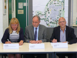 Nina Walter, Joachim Bezler und Bildungsdezernent Axel Weiss-Thiel bei der Unterzeichnung der Vereinbarung.