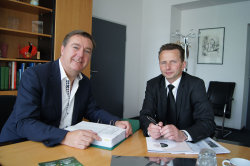 Oberbürgermeister Claus Kaminsky übergab die Baugenehmigung für das anspruchsvolle Projekt „Villen am Kurpark“ an Steffen Grunwald, Geschäftsführer der noctua real estate GmbH. 