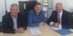 Martin Bieberle (links), Geschäftsführer der Bauprojekt Hanau GmbH, und Holger Kraft von der Bundesanstalt für Immobilienaufgaben bei der Kaufvertragsunterzeichnung mit Notar Uwe Steinkrüger. Martin Bieberle (links), Geschäftsführer der Bauprojekt Hanau GmbH, und Holger Kraft von der Bundesanstalt für Immobilienaufgaben bei der Kaufvertragsunterzeichnung mit Notar Uwe Steinkrüger.