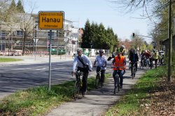 Mit Stadtrat Andreas Kowol an der Spitze haben Fachleute damit begonnen den Zustand der Radwege in allen Hanauer Stadtteilen zu überprüfen. 