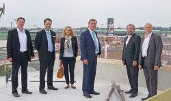 von links: Achim Behn von der Deutschen Reihenhaus AG, Alexander Berg und Nina Fister von Hermann Immobilien, OB Claus Kaminsky und die Stadträte Dr. Ralf-Rainer Piesold, Axel Weiss-Thiel, im zweiten Stock eines Reihenhauses. Im Hintergrund gut sichtbar: Das Fachmarktzentrum Kinzigbogen. von links: Achim Behn von der Deutschen Reihenhaus AG, Alexander Berg und Nina Fister von Hermann Immobilien, OB Claus Kaminsky und die Stadträte Dr. Ralf-Rainer Piesold, Axel Weiss-Thiel, im zweiten Stock eines Reihenhauses. Im Hintergrund gut sichtbar: Das Fachmarktzentrum Kinzigbogen.