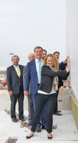 von links: Dr. Ralf-Rainer Piesold, Axel Weiss-Thiel, Claus Kaminsky, Alexander Berg und Nina Fister von Hermann Immobilien und Achim Behn von der Deutschen Reihenhaus AG helfen die Wand im zweiten STock des Reihenhauses auszurichten, die an einem Kran über dem Boden schwebt. von links: Dr. Ralf-Rainer Piesold, Axel Weiss-Thiel, Claus Kaminsky, Alexander Berg und Nina Fister von Hermann Immobilien und Achim Behn von der Deutschen Reihenhaus AG helfen die Wand im zweiten STock des Reihenhauses auszurichten, die an einem Kran über dem Boden schwebt.