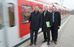 Die neuen S-Bahn-Wagen kommen dank mehr Komfort und Sicherheit sehr gut bei den Fahrgästen an, freuen sich Oberbürgermeister Claus Kaminsky, Stadtrat Andreas Kowol und RMV-Geschäftsführer André Kavai (von links). Die neuen S-Bahn-Wagen kommen dank mehr Komfort und Sicherheit sehr gut bei den Fahrgästen an, freuen sich Oberbürgermeister Claus Kaminsky, Stadtrat Andreas Kowol und RMV-Geschäftsführer André Kavai (von links).