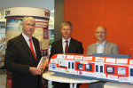IHK-Präsident Dr. Norbert Reichhold und die Stadträte Andreas Kowol und Axel Weiss-Thiel beim S-Bahn-Modell im Stadtladen im Hanauer Rathaus IHK-Präsident Dr. Norbert Reichhold und die Stadträte Andreas Kowol und Axel Weiss-Thiel beim S-Bahn-Modell im Stadtladen im Hanauer Rathaus