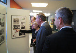 Interessierte Blicke auf die Ausstellungstafeln: Stadtrat Andreas Kowol, OB Claus Kaminsky und Stadtverordnetenvorsteherin Beate Funck (von rechts). 