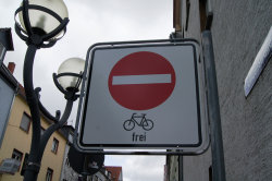 Wie hier in der Lindenstraße sind auch andere Einbahnstraßen in Hanau für Radfahren in beiden Richtungen freigegeben. Wie hier in der Lindenstraße sind auch andere Einbahnstraßen in Hanau für Radfahren in beiden Richtungen freigegeben.