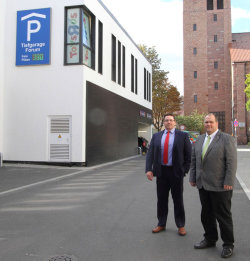 Jens Gottwald (links) und Uwe-Horst Winter von der HPG-Geschäftsführung an der Parkhauseinfahrt vor der Stadtpfarrkirche Mariae Namen. 