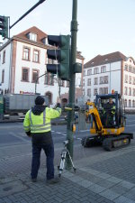 Prüfmobil fährt auf Ampel zu